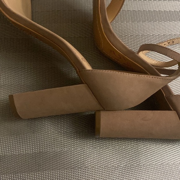 Vince Camuto - Picture 6 of 6